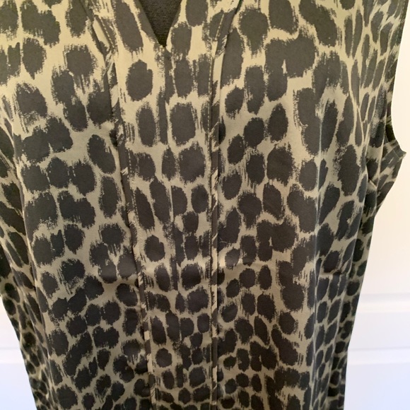 🫒🐆 Sleeveless Olive Green Leopard Print Top from BR - Picture 5 of 13